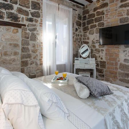 Seafront Apartment In Historical Cippico Castle Kastela Bagian luar foto