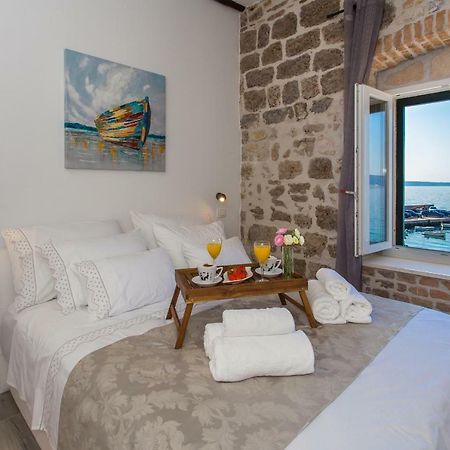 Seafront Apartment In Historical Cippico Castle Kastela Bagian luar foto