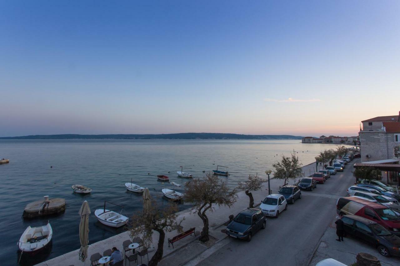 Seafront Apartment In Historical Cippico Castle Kastela Bagian luar foto