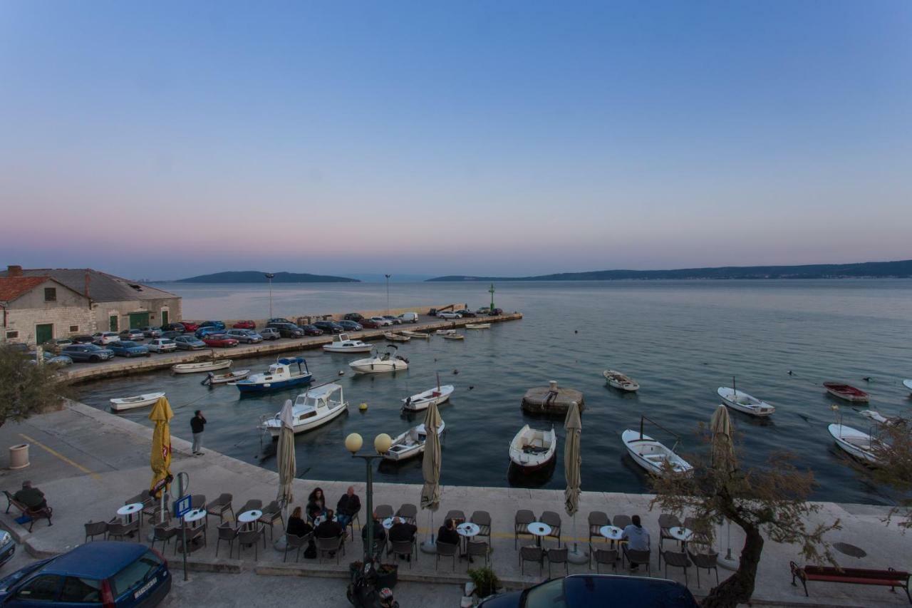 Seafront Apartment In Historical Cippico Castle Kastela Bagian luar foto