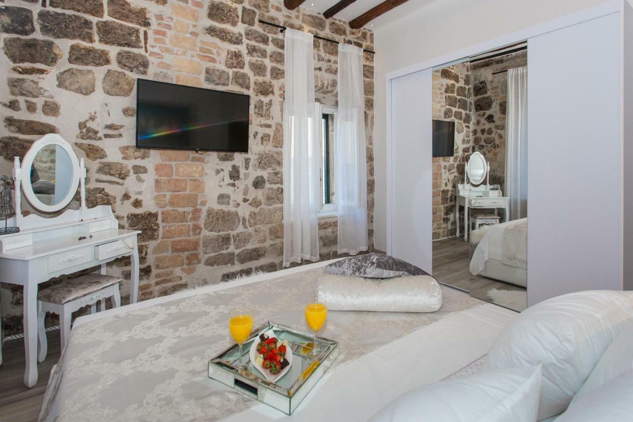 Seafront Apartment In Historical Cippico Castle Kastela Bagian luar foto