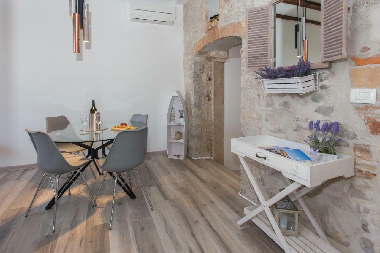 Seafront Apartment In Historical Cippico Castle Kastela Bagian luar foto