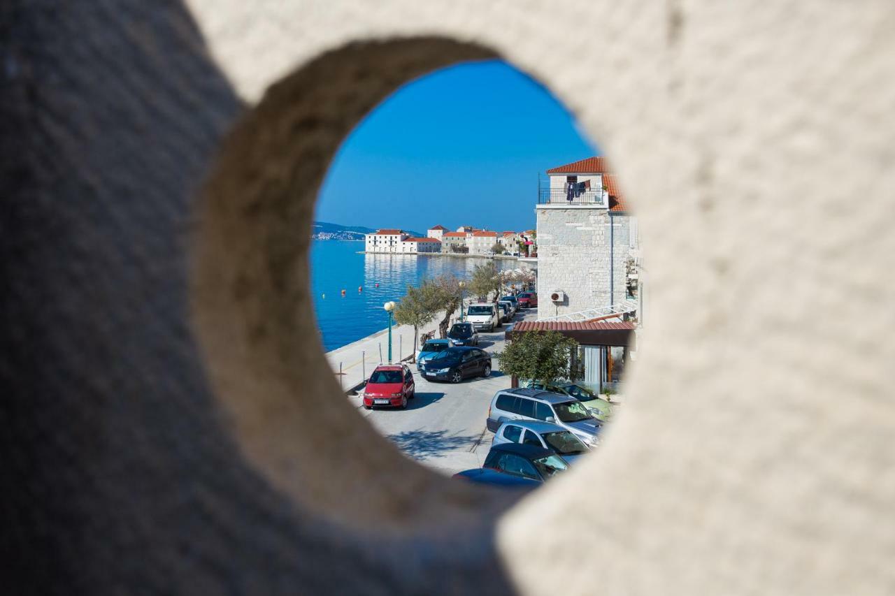 Seafront Apartment In Historical Cippico Castle Kastela Bagian luar foto