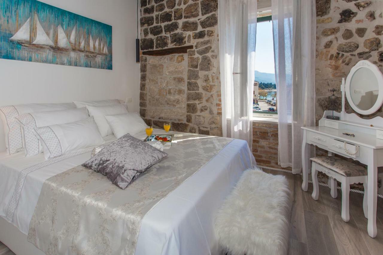 Seafront Apartment In Historical Cippico Castle Kastela Bagian luar foto