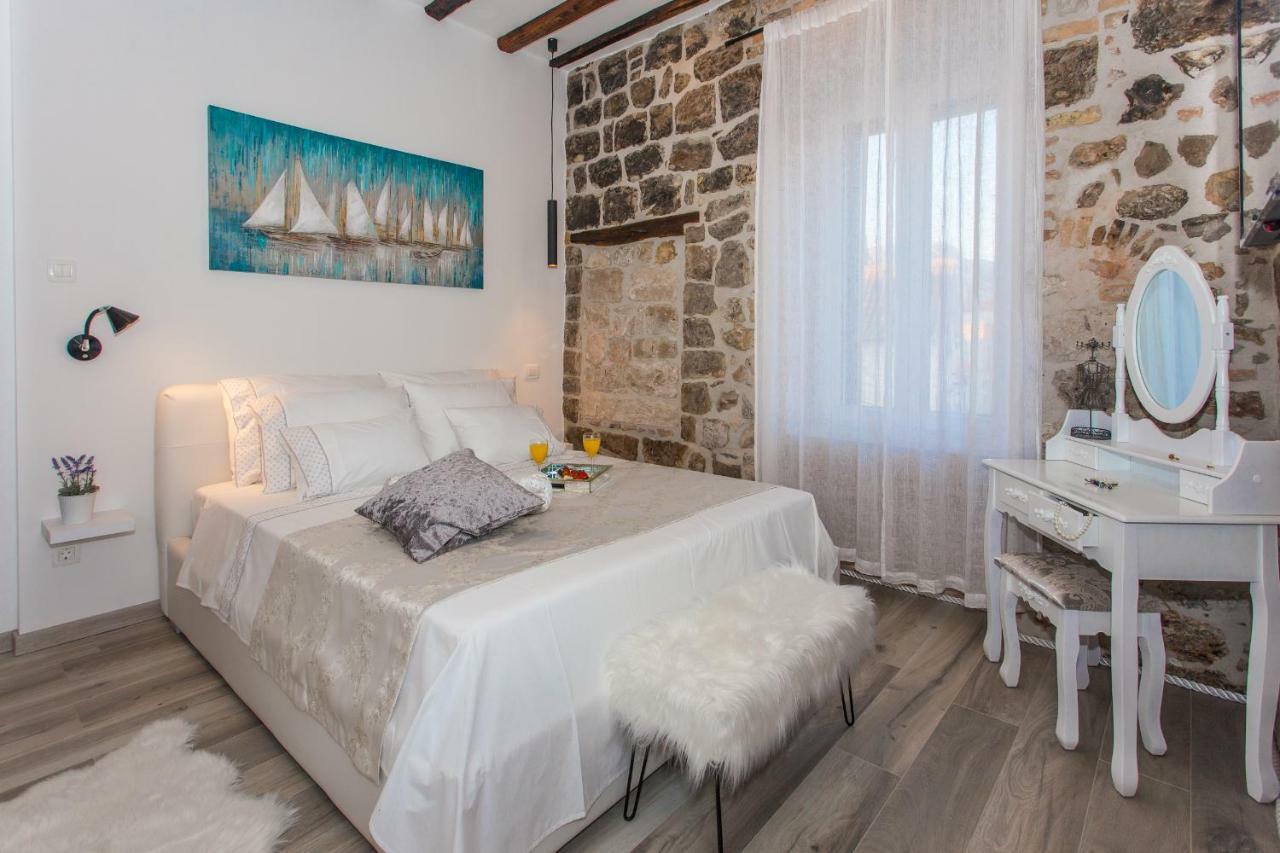 Seafront Apartment In Historical Cippico Castle Kastela Bagian luar foto