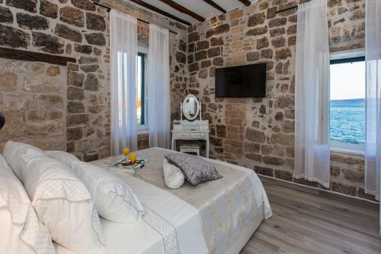 Seafront Apartment In Historical Cippico Castle Kastela Bagian luar foto