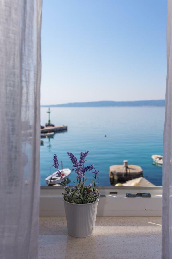 Seafront Apartment In Historical Cippico Castle Kastela Bagian luar foto