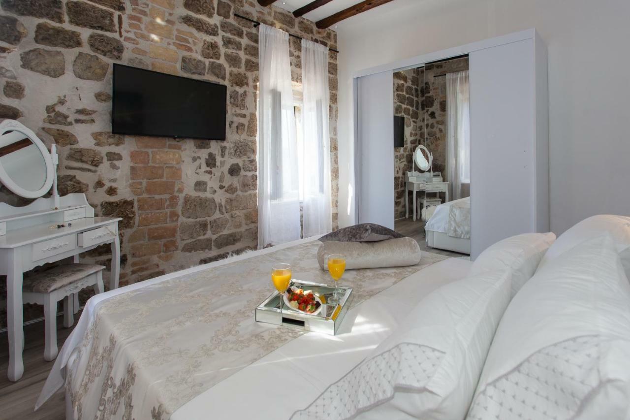 Seafront Apartment In Historical Cippico Castle Kastela Bagian luar foto