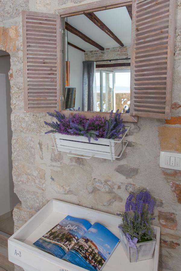 Seafront Apartment In Historical Cippico Castle Kastela Bagian luar foto