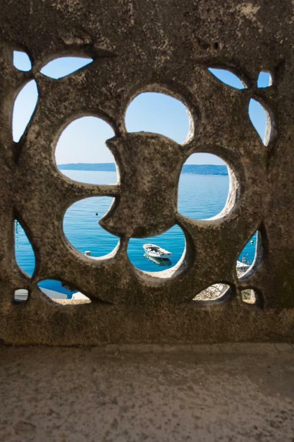 Seafront Apartment In Historical Cippico Castle Kastela Bagian luar foto