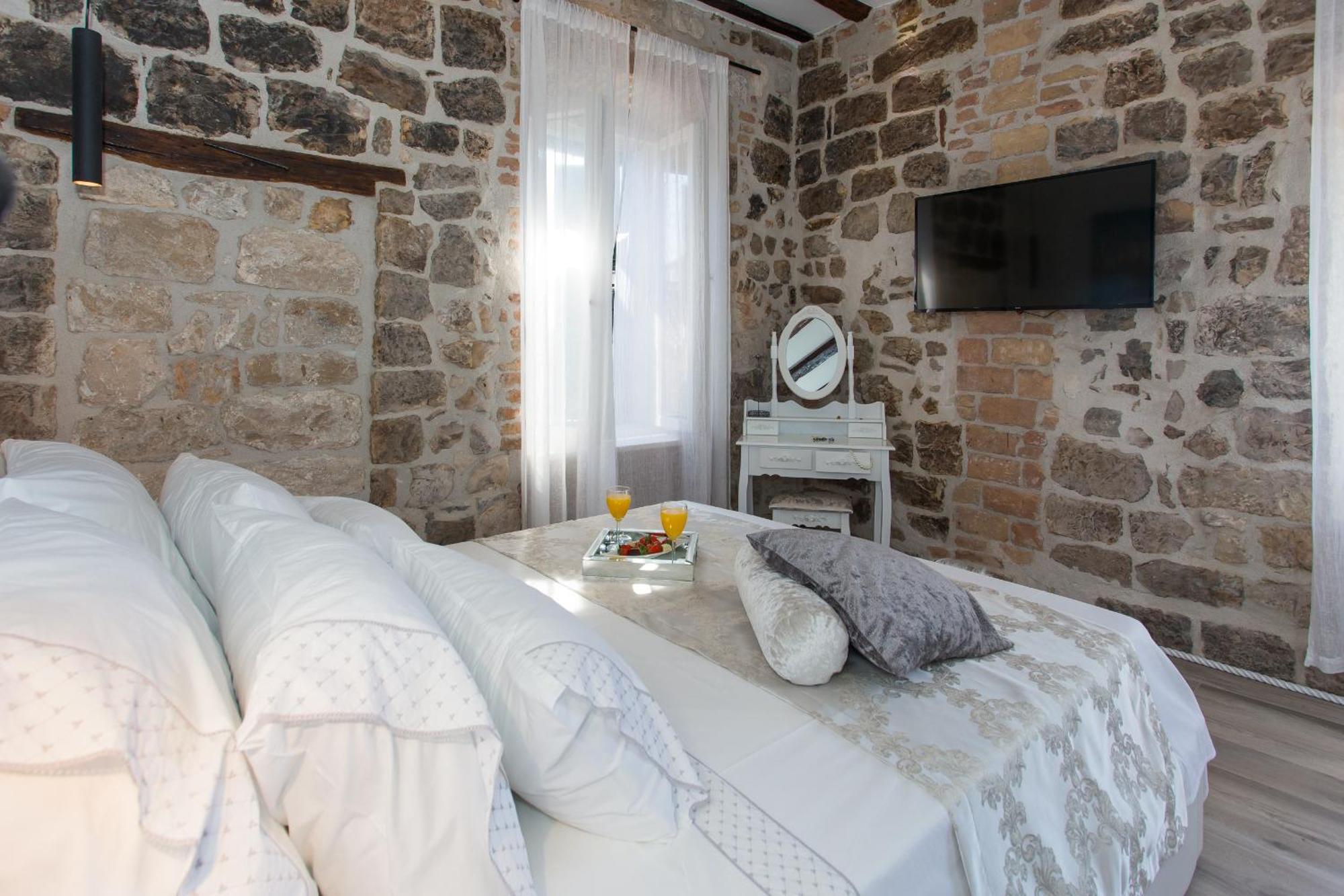 Seafront Apartment In Historical Cippico Castle Kastela Bagian luar foto