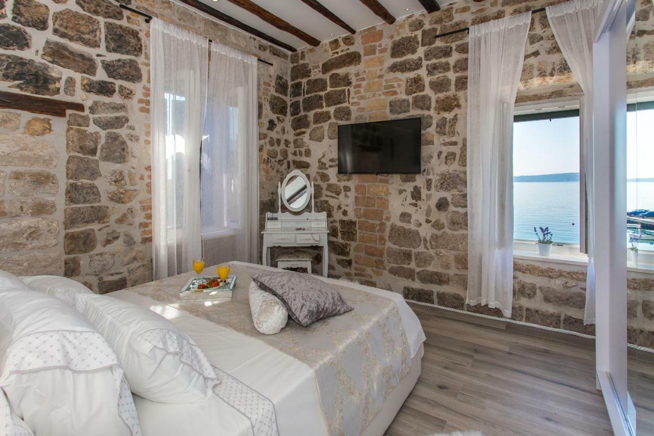 Seafront Apartment In Historical Cippico Castle Kastela Bagian luar foto