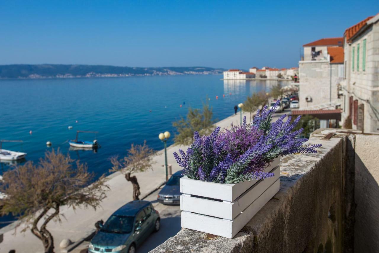 Seafront Apartment In Historical Cippico Castle Kastela Bagian luar foto