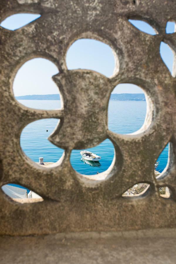 Seafront Apartment In Historical Cippico Castle Kastela Bagian luar foto