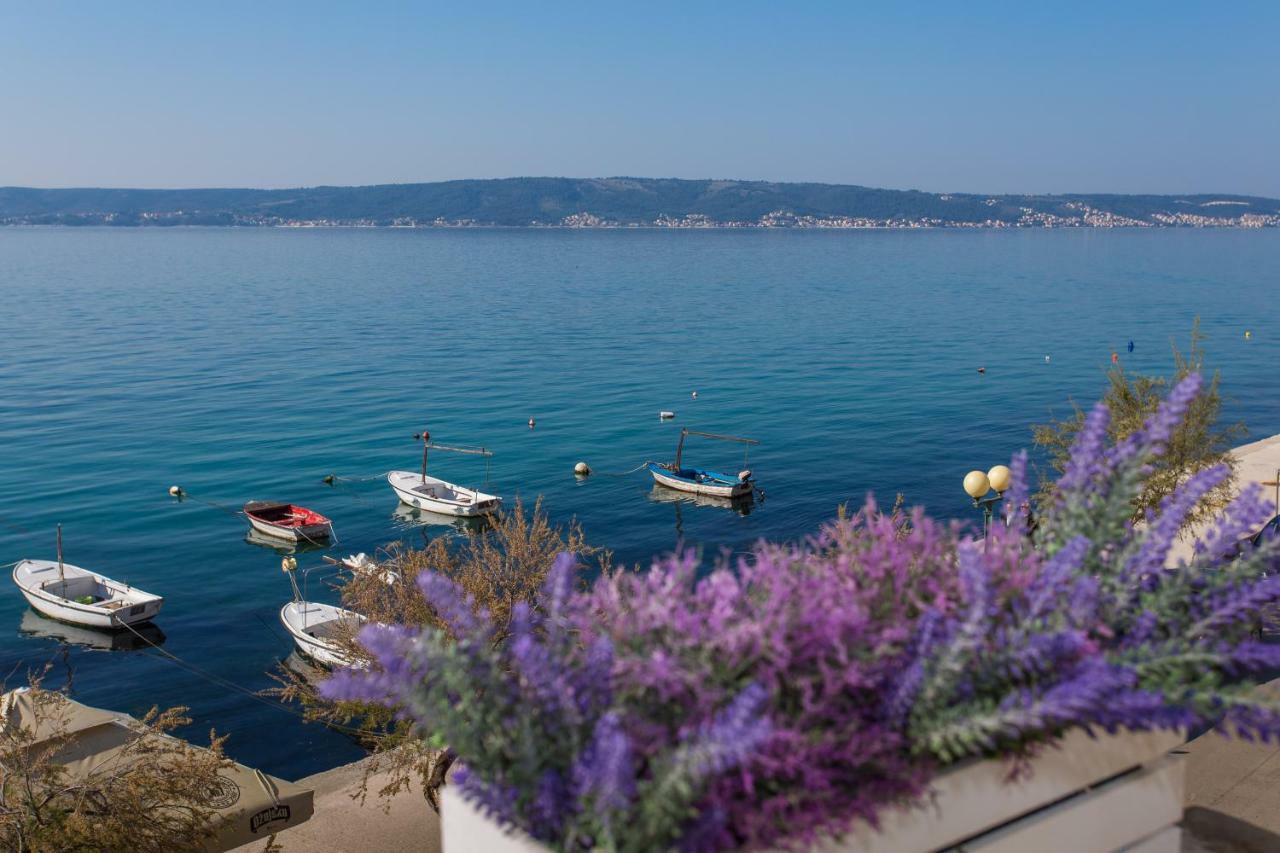 Seafront Apartment In Historical Cippico Castle Kastela Bagian luar foto