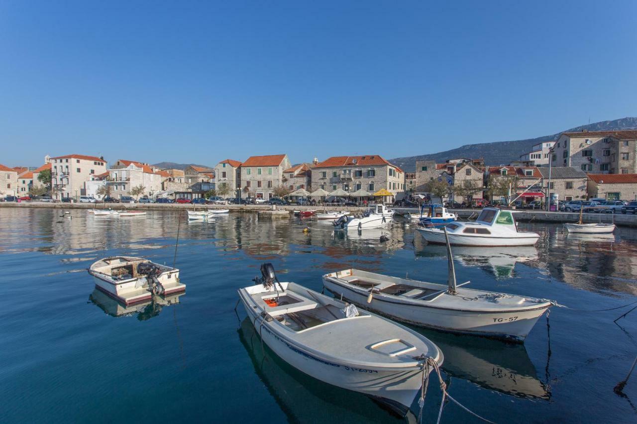 Seafront Apartment In Historical Cippico Castle Kastela Bagian luar foto