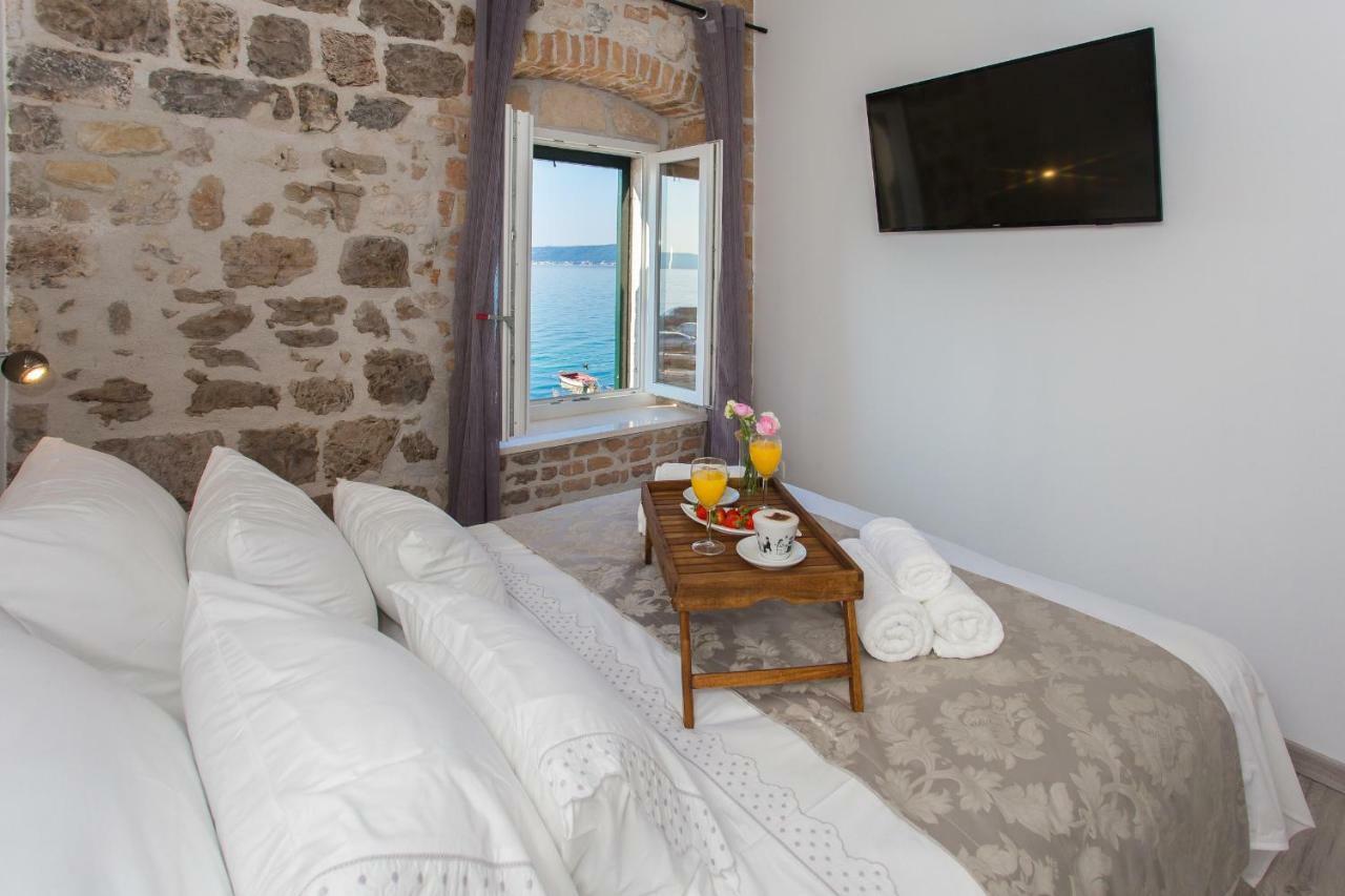 Seafront Apartment In Historical Cippico Castle Kastela Bagian luar foto