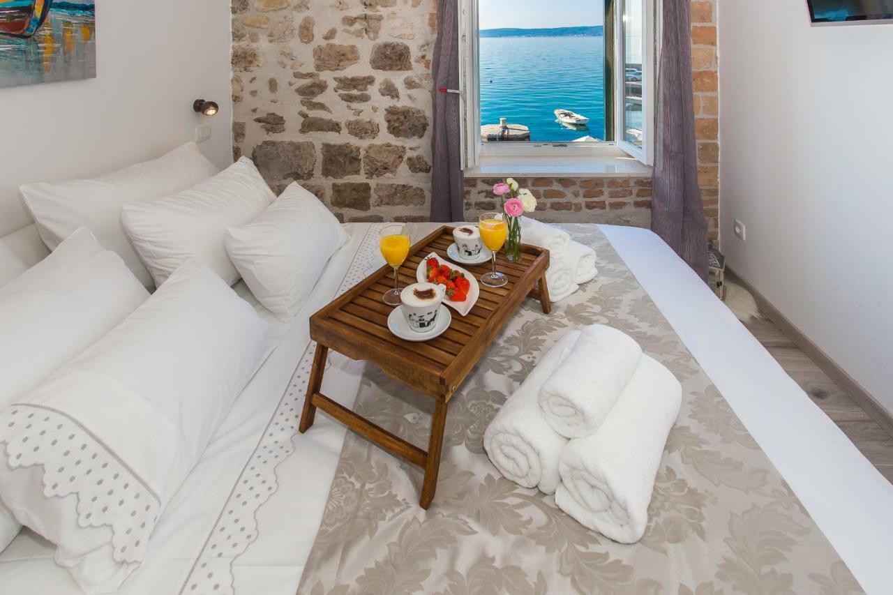 Seafront Apartment In Historical Cippico Castle Kastela Bagian luar foto