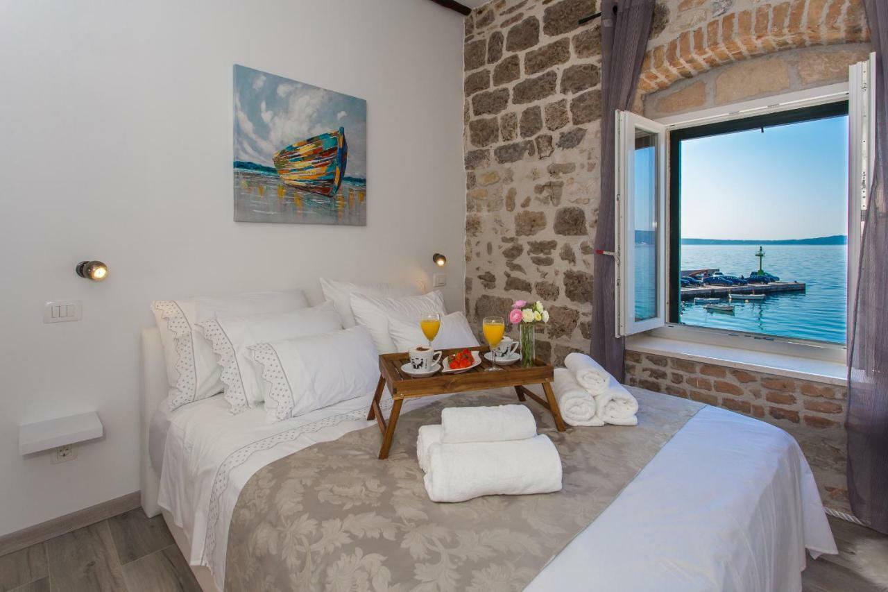 Seafront Apartment In Historical Cippico Castle Kastela Bagian luar foto