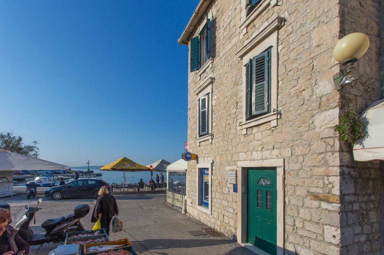 Seafront Apartment In Historical Cippico Castle Kastela Bagian luar foto